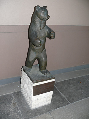 Rathaus Wilmersdorf Bronzebär von Hildebert Kliem (21.3.1927 - 22.3.1986)