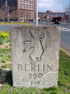 Der Berliner Meilenstein vor dem Braunschweiger Hauptbahnhof. Derartige Meilensteine wurden in ganz Westdeutschland errichtet, um das Bewusstsein für West-Berlin zu erhalten.