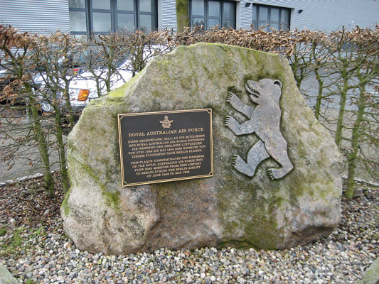 Gedenkstein am Flughafen Lübeck zur Erinnerung an die Piloten der Australischen Royal Air Force, die von hier die Berliner Luftbrücke bildeten