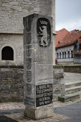 Schöningen: Diese vom Schöninger Heinz Wurm entworfene, 2,5 Meter hohe Stele wurde am 17. Juni 1959, dem sechsten Jahrestag des Volksaufstandes in der DDR eingeweiht.