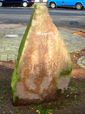 Meilenstein am Neustädter Platz in Uslar (Frühjahr 2007)